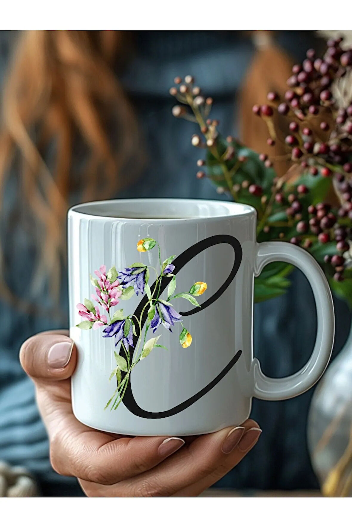 Çiçekli İtalik Harf Şeklinde Kişiye Özel 3 Boyutlu Tasarım Seramik Kupa Mug - Hediyelik