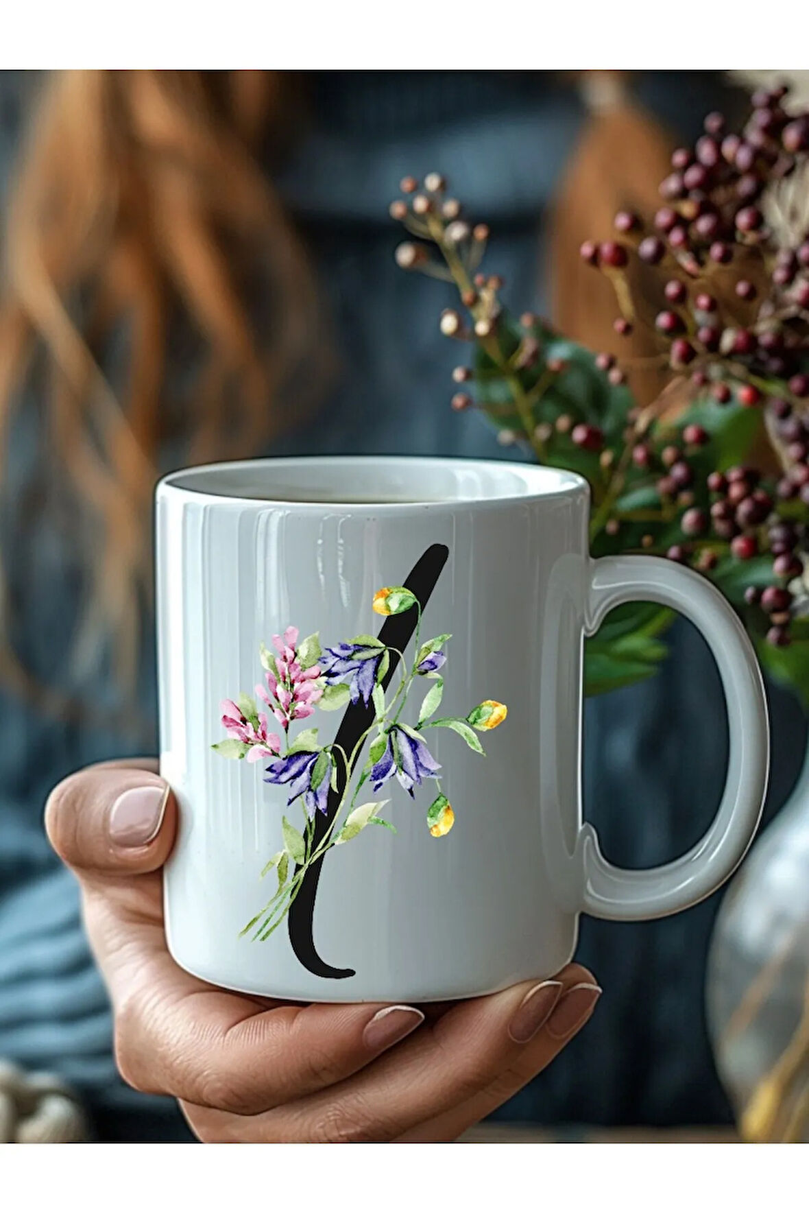 Çiçekli İtalik Harf Şeklinde Kişiye Özel 3 Boyutlu Tasarım Seramik Kupa Mug - Hediyelik