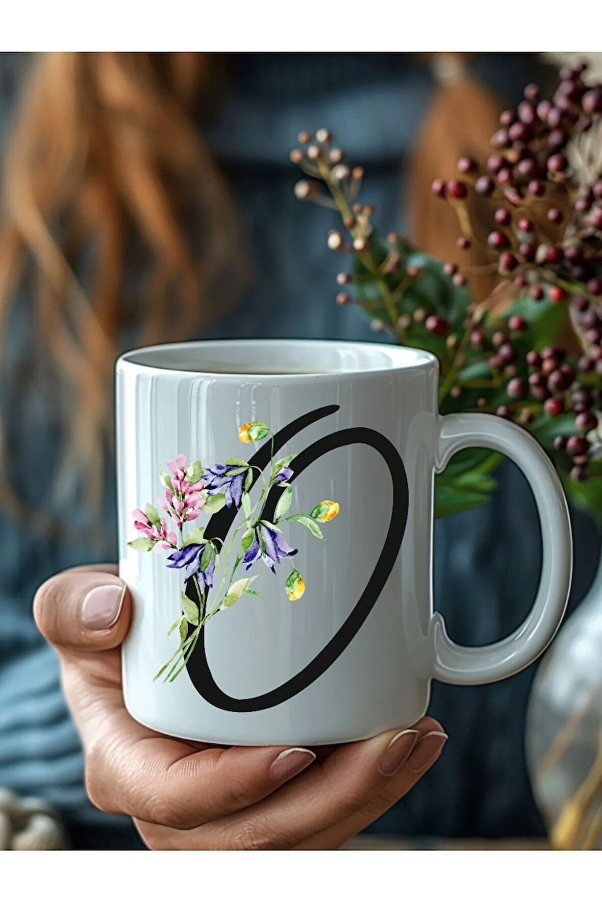 Çiçekli İtalik Harf Şeklinde Kişiye Özel 3 Boyutlu Tasarım Seramik Kupa Mug - Hediyelik