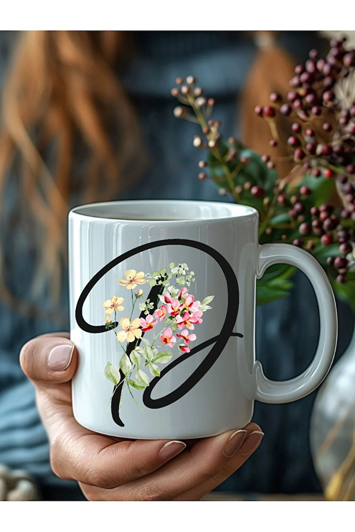 Çiçekli İtalik Harf Şeklinde Kişiye Özel 3 Boyutlu Tasarım Seramik Kupa Mug - Hediyelik
