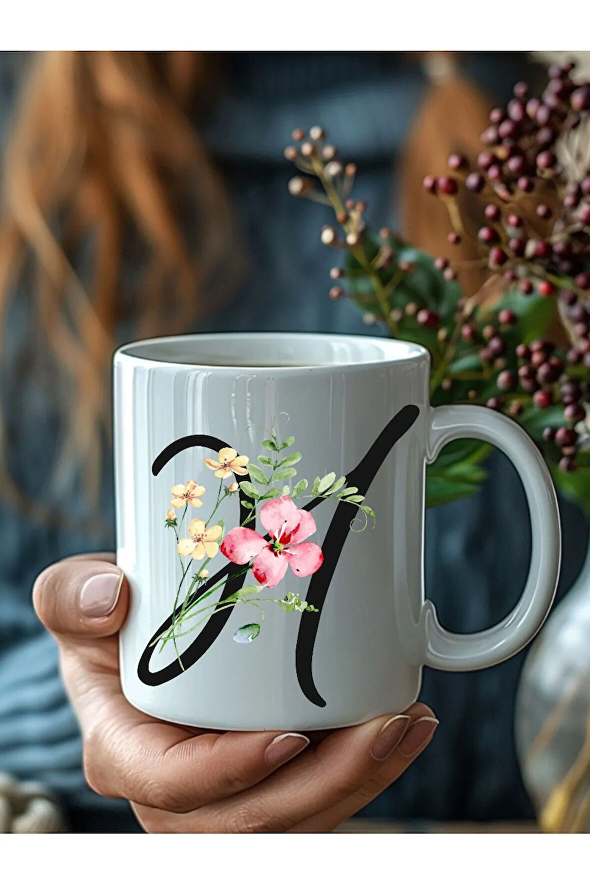 Çiçekli İtalik Harf Şeklinde Kişiye Özel 3 Boyutlu Tasarım Seramik Kupa Mug - Hediyelik