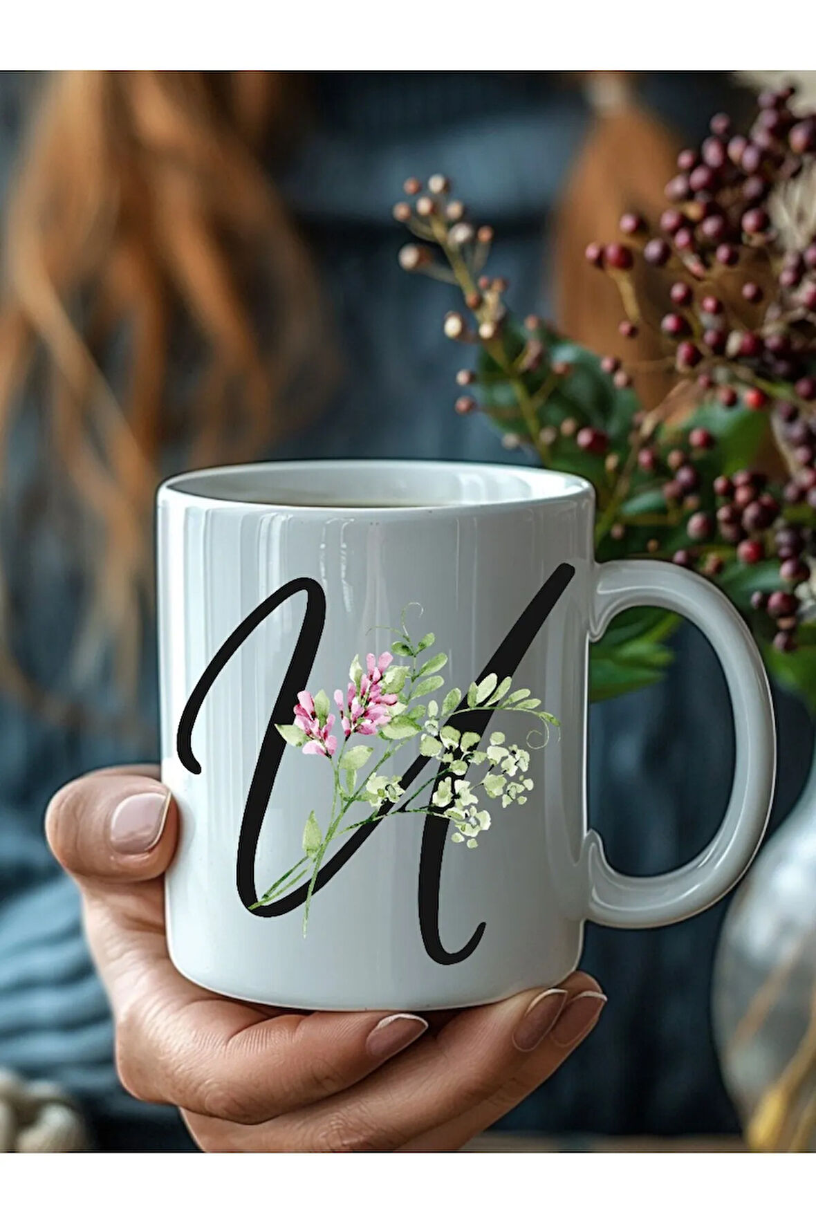 Çiçekli İtalik Harf Şeklinde Kişiye Özel 3 Boyutlu Tasarım Seramik Kupa Mug - Hediyelik