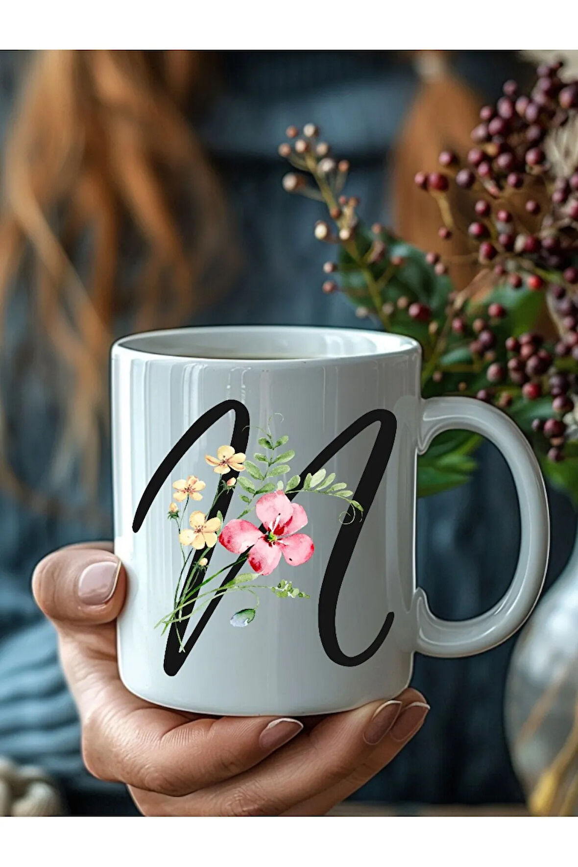 Çiçekli İtalik Harf Şeklinde Kişiye Özel 3 Boyutlu Tasarım Seramik Kupa Mug - Hediyelik