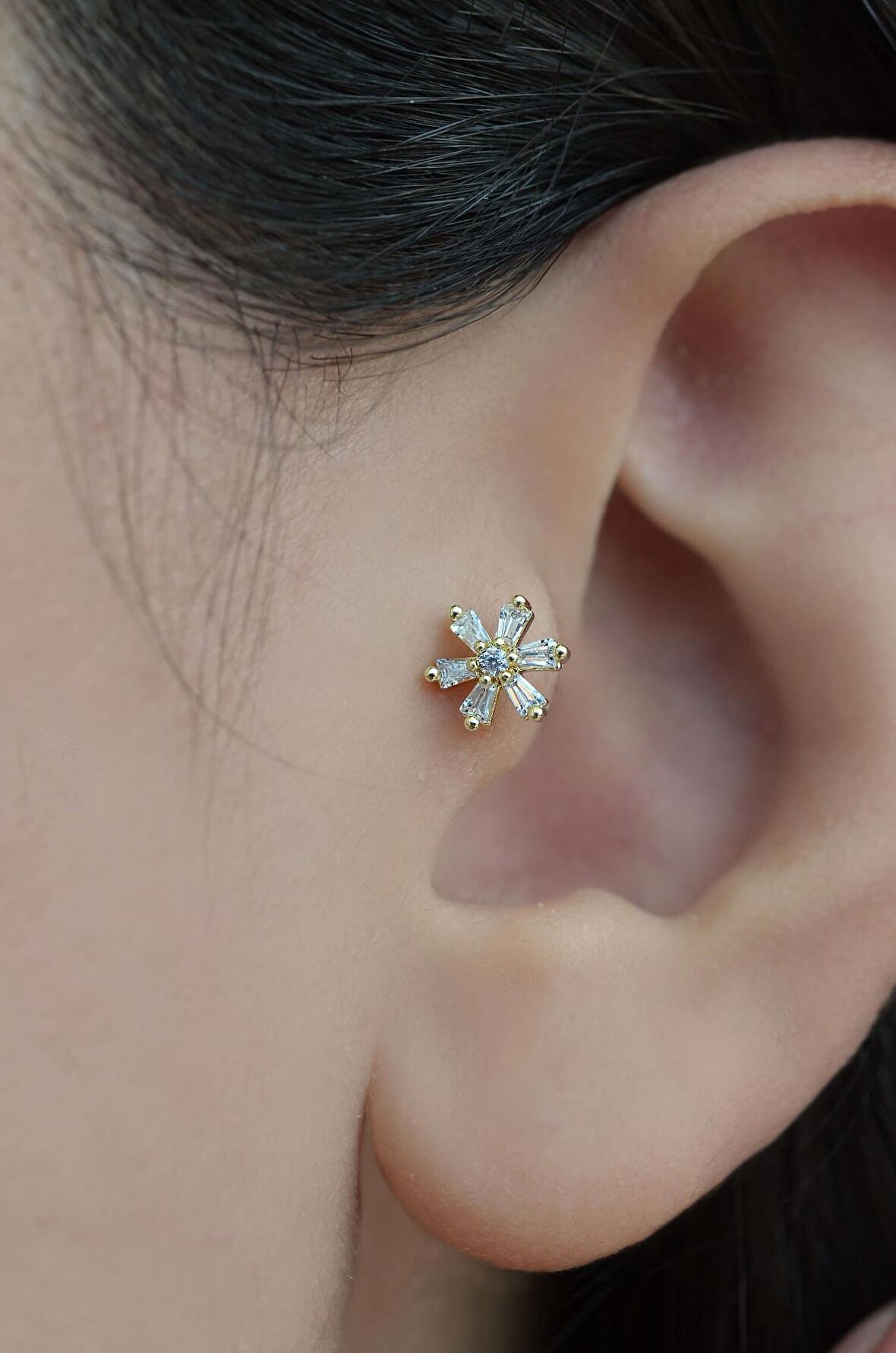 Arkası Düz Çiçek Tragus Piercing Helix Lob Kıkırdak