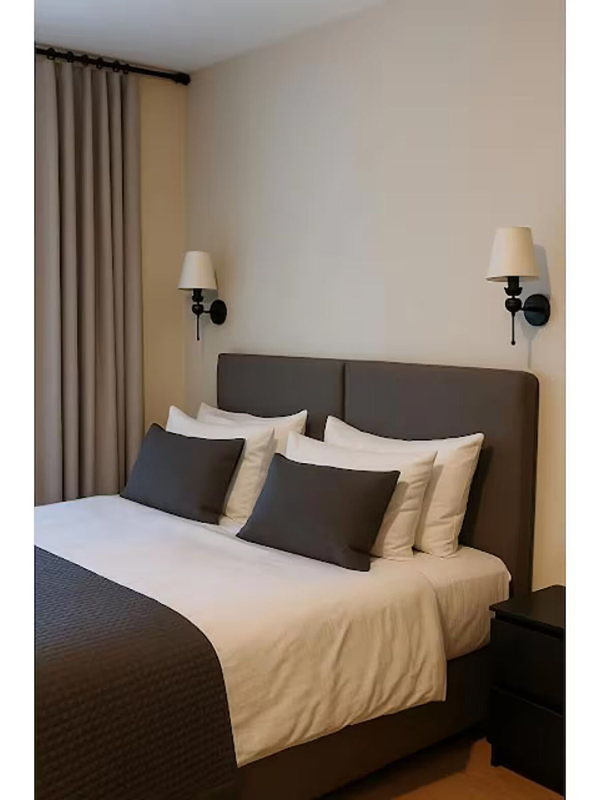 TEKLİ PERGE APLİK METAL TOPLU SİYAH BOYALI KREM ŞAPKALI