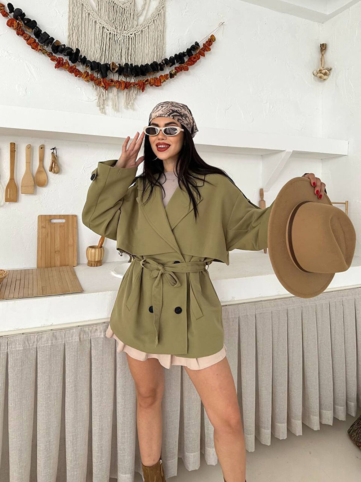 Kruvaze Yaka Düğmeli Kemerli Cepli Apoletli Kuşaklı Trençkot