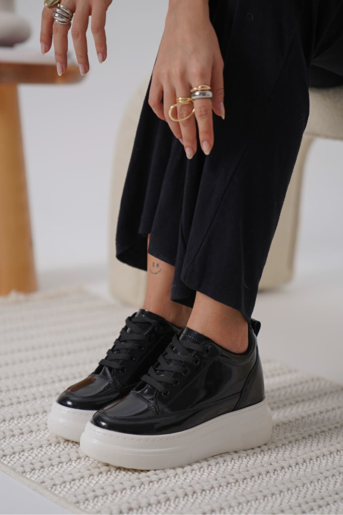 Alexis Premium Kadın Gizli Topuk Rugan Siyah Beyaz Spor Ayakkabı