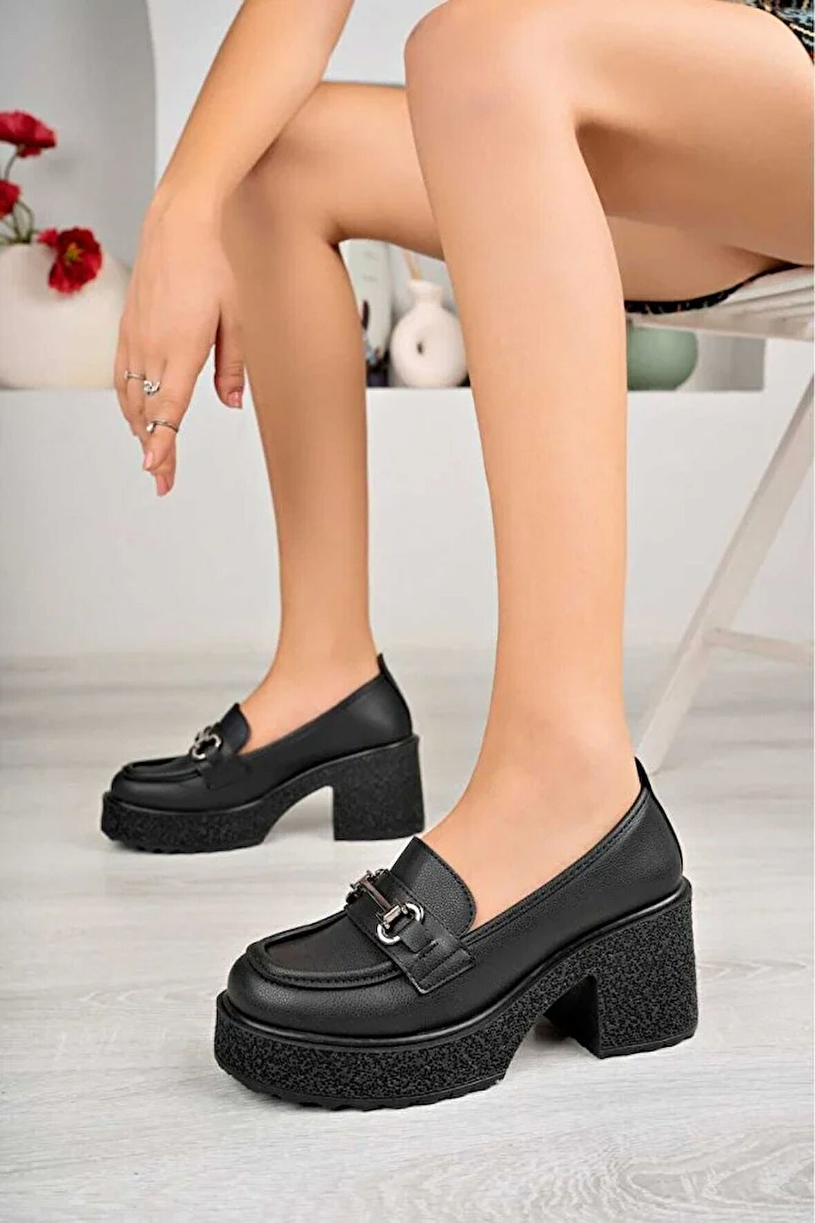 Siyah Cilt Topuklu Loafer Zincir Toka Kadın Ayakkabı