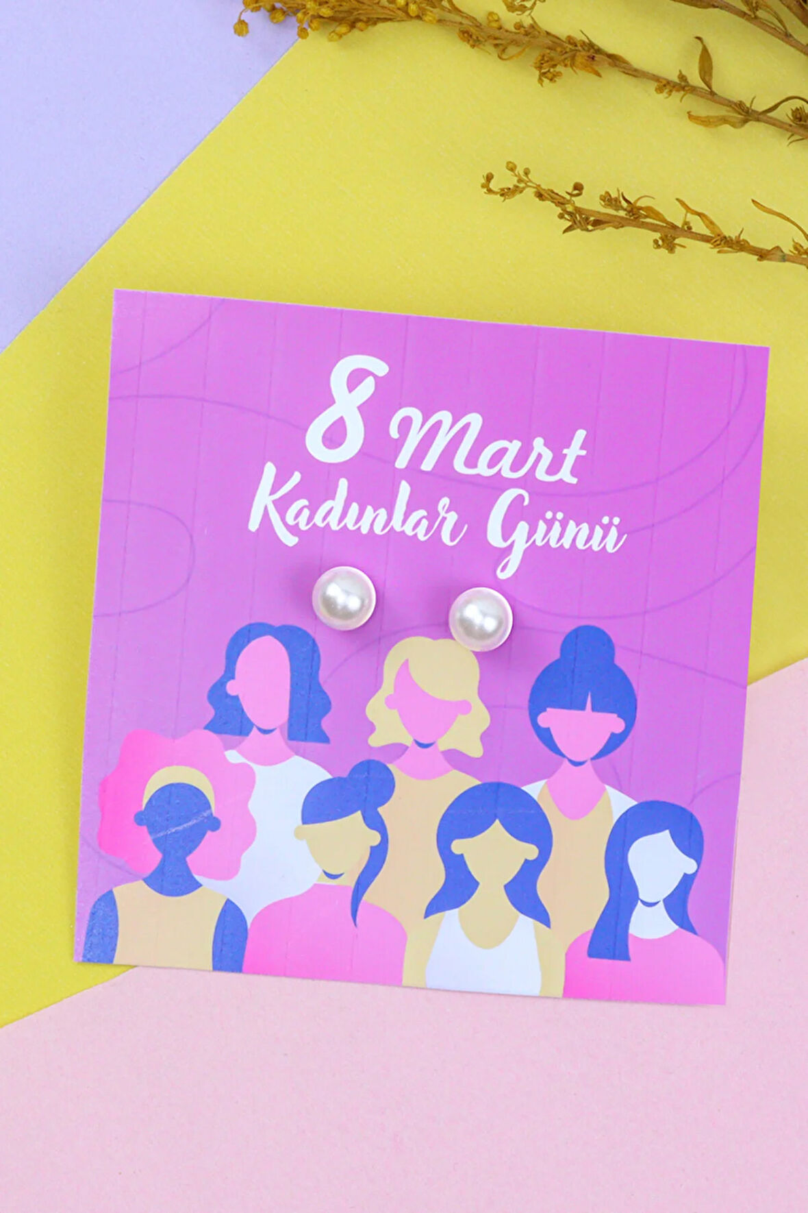 Kadınlar Gününe Özel Kartında Beyaz İnci Küpe