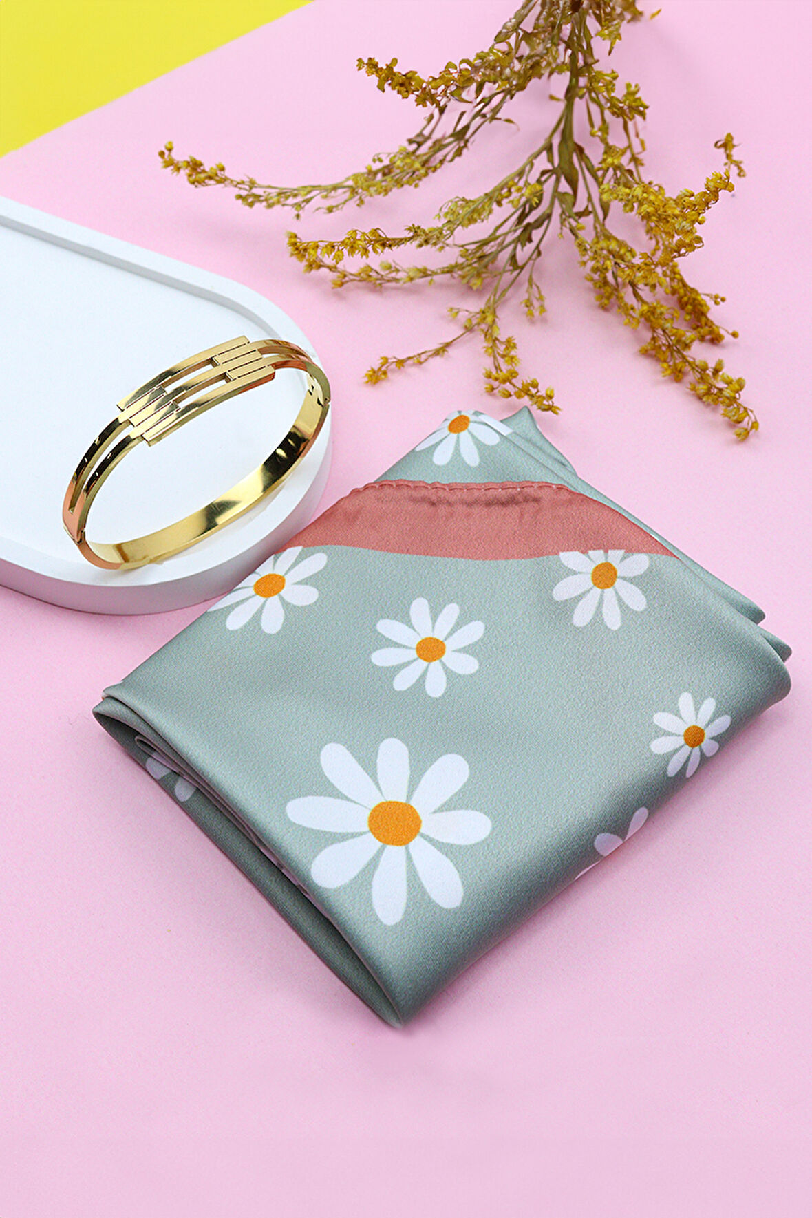 Geometrik Gold Renk Kelepçe Bileklik & Papaya Detaylı Fular Hediye Seti