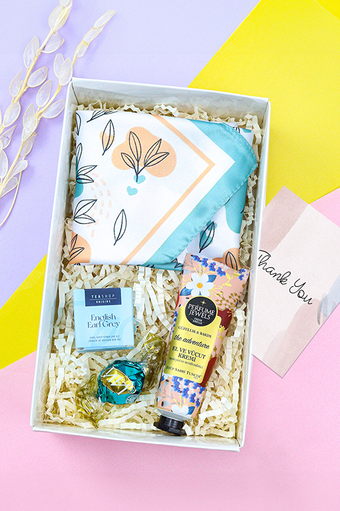 Yaprak Detaylı Fular & Eyüp Sabri Tuncer El Kremi & Lavi Çikolata & Teashop Bitki Çayı Hediye Seti