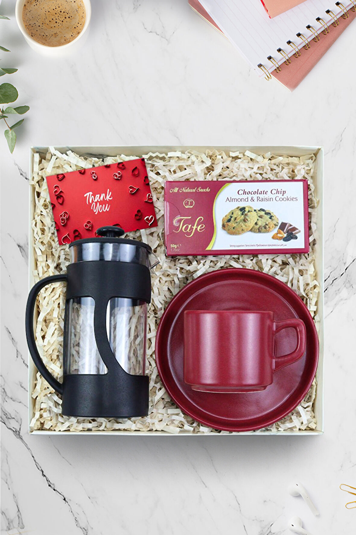 Kırmızı Fincan & Siyah French Press & Çikolata Parçacıklı Kurabiye Hediye Seti