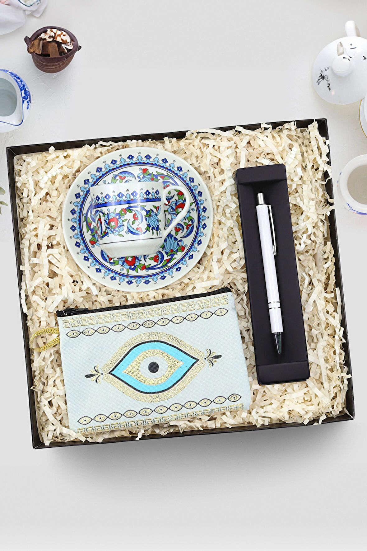 Beyaz Tükenmez Kalem & Geleneksel Motifli Fincan & Nazarlıklı Kadın Cüzdan Hediye Seti