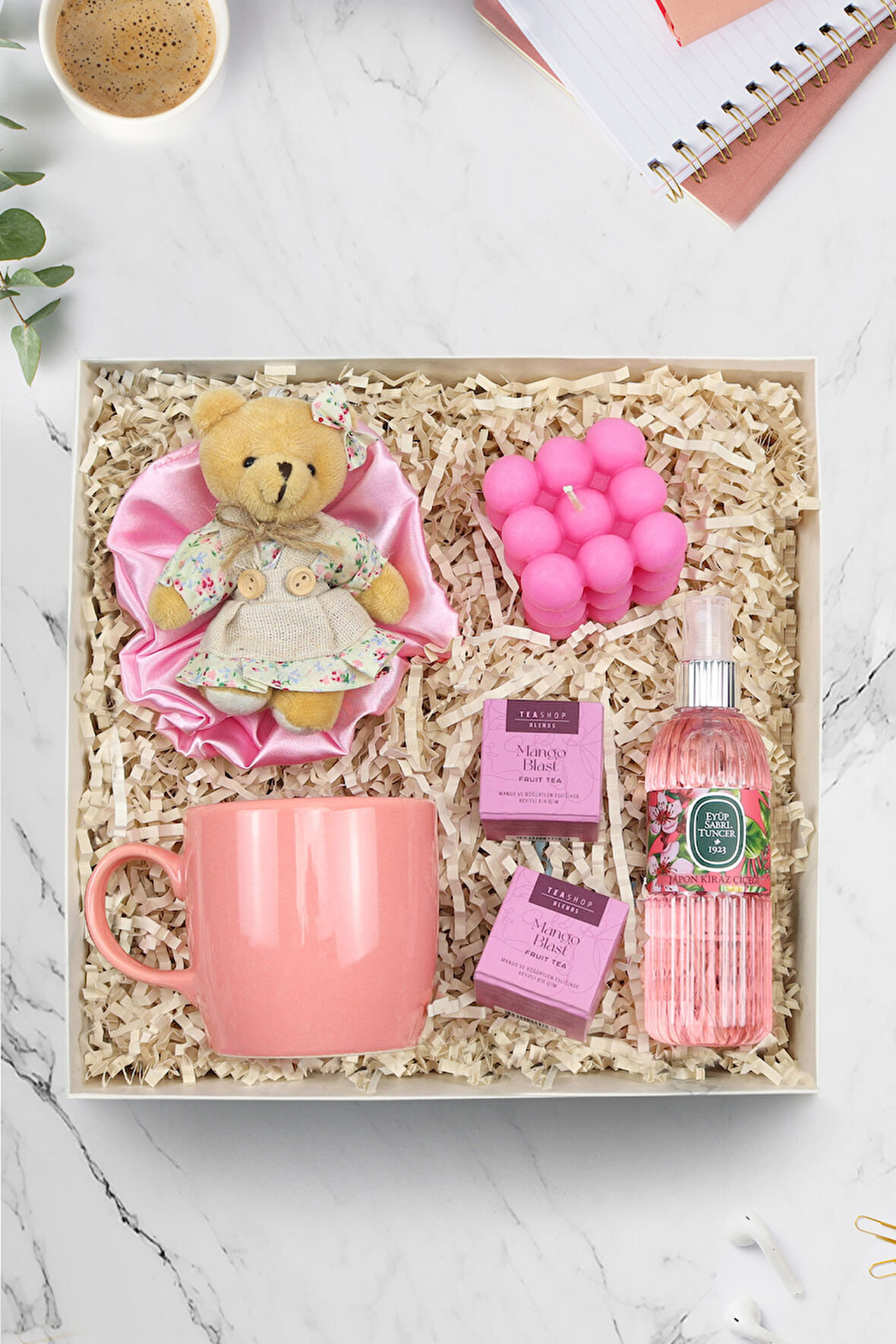 Pembe Kupa & Toka & Elbiseli Ayıcık Anahtarlık & 2'li Bitki Çayı & Pembe Bubble Mum Hediye Seti