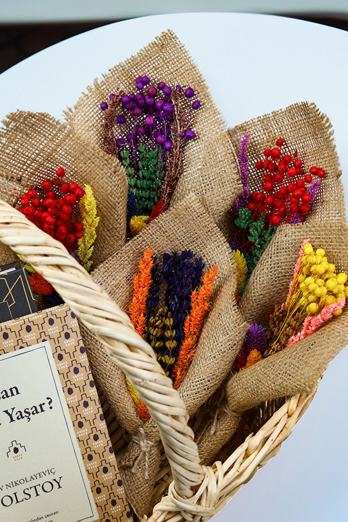 Kuru Çiçek Buketi & Yeşim Taşı Yüz Masaj Aleti & Kutulu Papatya Mum & El Kremi Hediye Seti