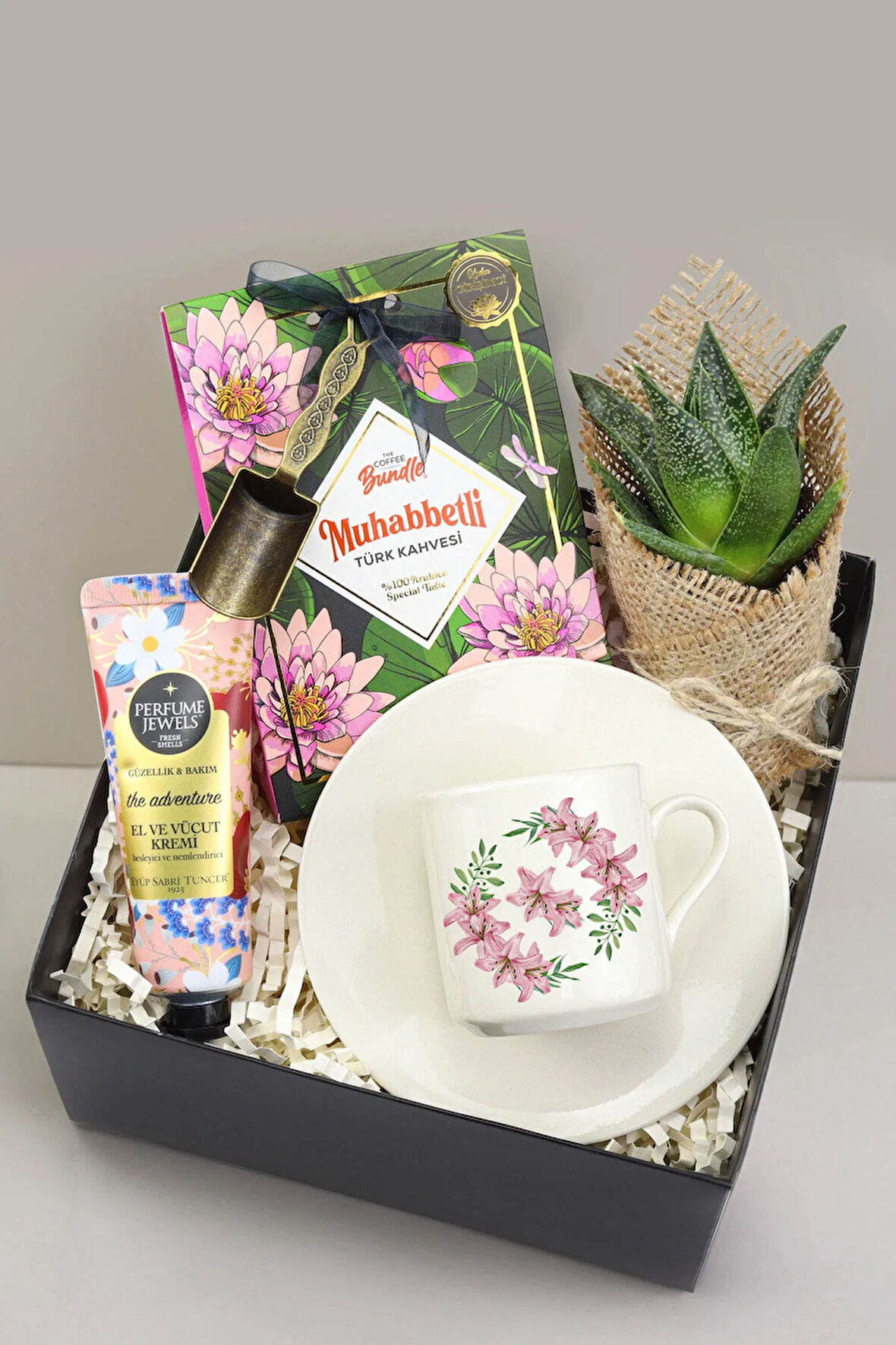 Fincan & Türk Kahvesi & Canlı Sukulent Çiçek & Eyüp Sabri Tuncer El Kremi Hediye Seti