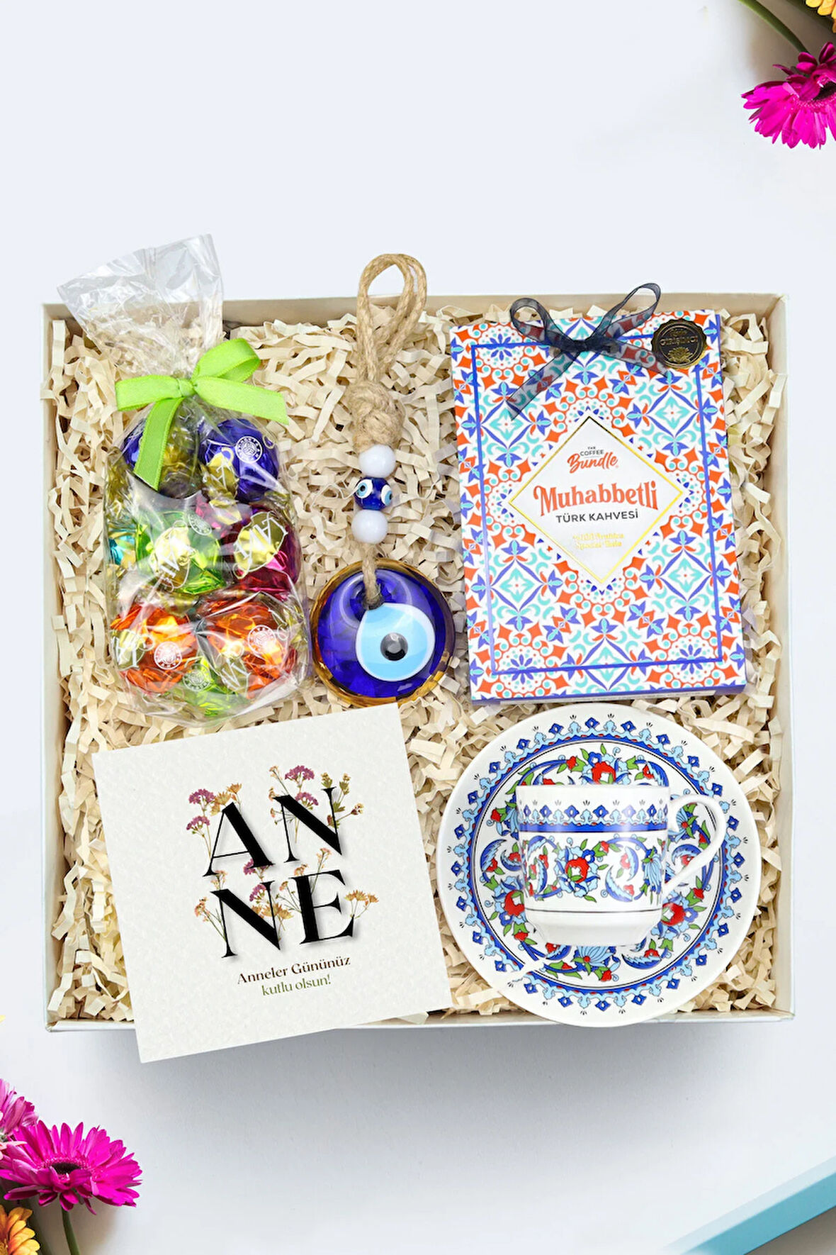 Geleneksel Motifli Türk Kahvesi Fincanı & Lavi Çikolata & Duvar Süsü & Türk Kahvesi Hediye Seti