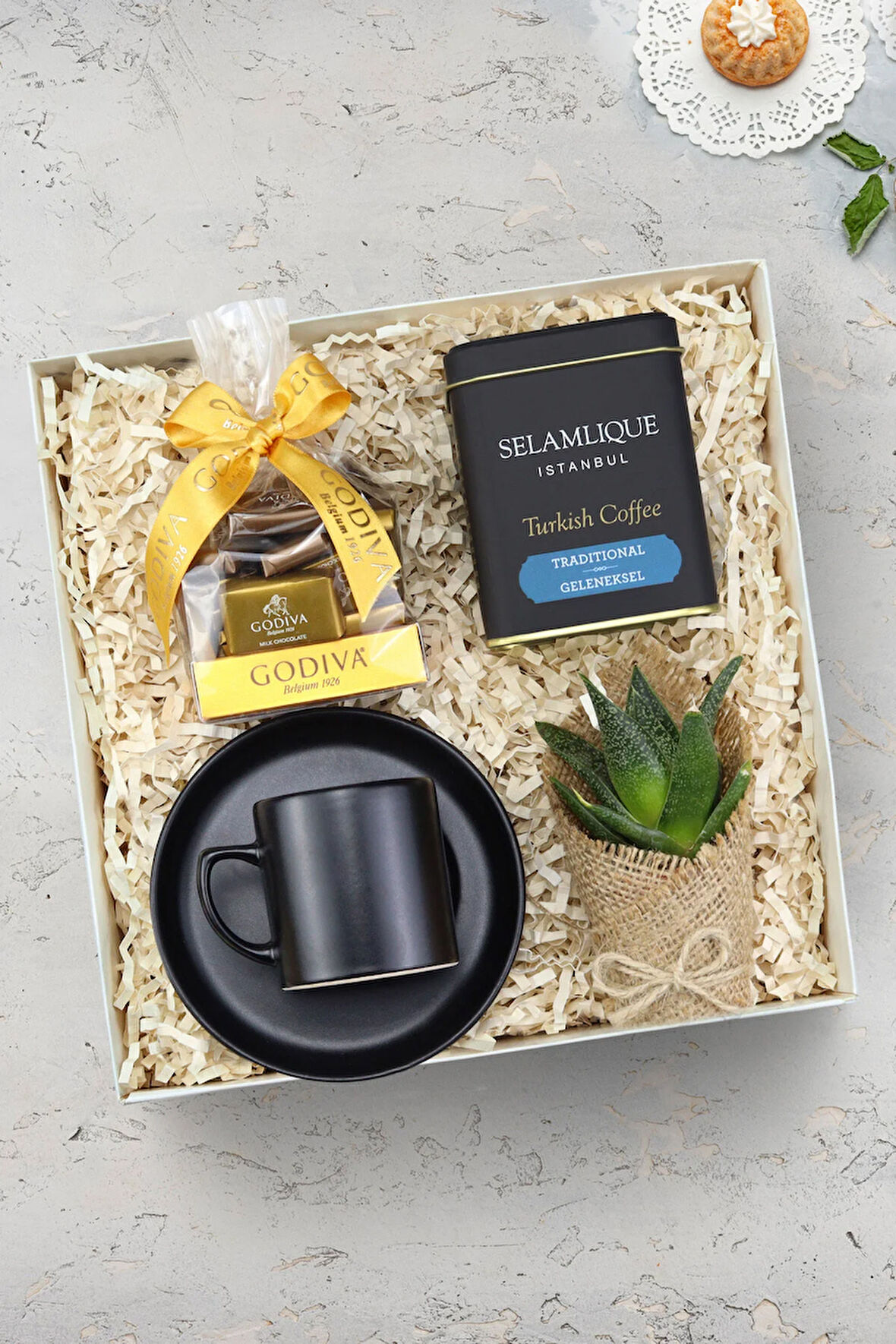 Gri Porselen Türk Kahvesi Fincan & Godiva Napoliten Çikolata & Selamlıque Türk Kahvesi Hediye Seti