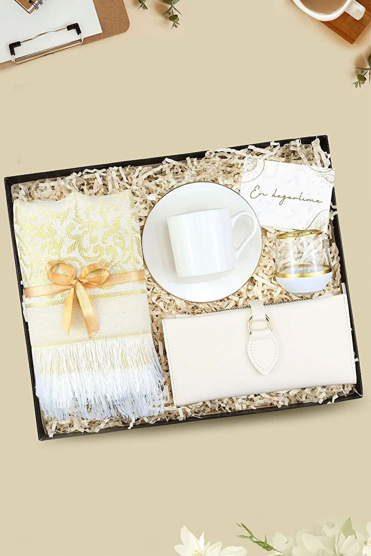 Seccade & Cüzdan & Gold Detaylı Beyaz Fincan & Gold Detaylı Kahve Yanı Su Bardağı  Hediye Seti