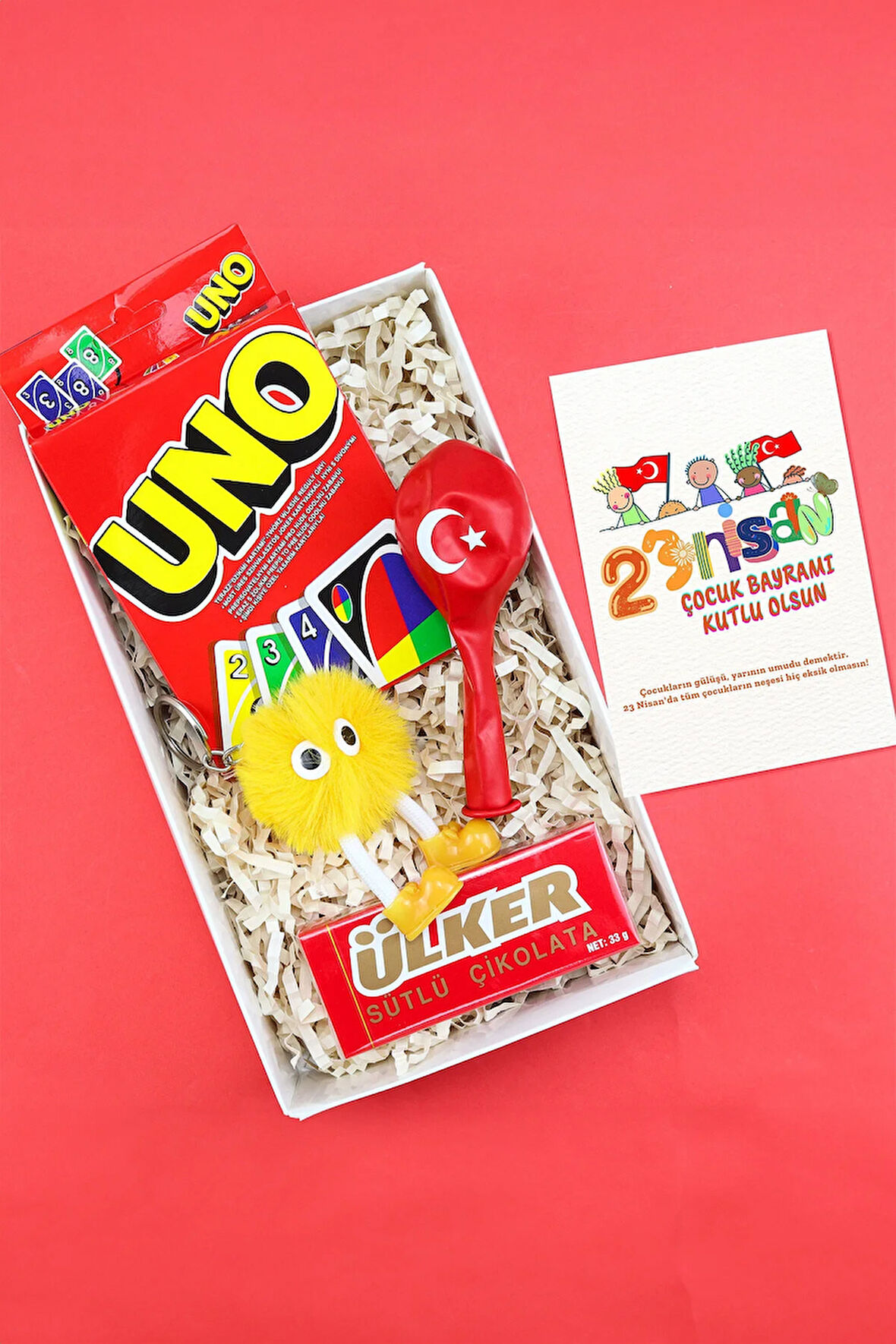 Türk Bayraklı Balon & Ülker Napoliten Çikolata & UNO Kart Oyunu & Peluş Figür Anahtarlık Hediye Seti