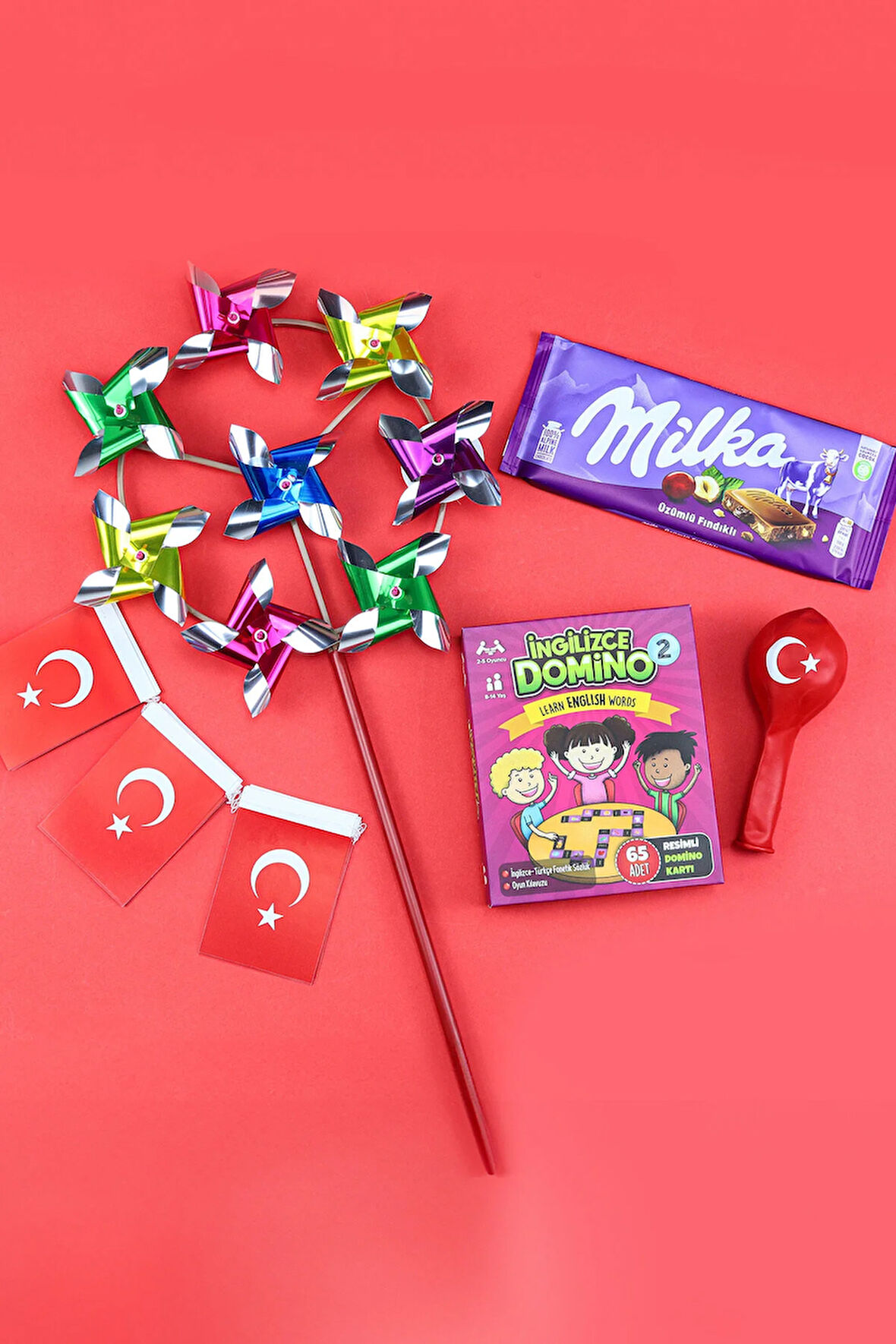 Asma Türk Bayrağı & Balon & İngilizce Domino Kart Oyunu & Çikolata & Rüzgar Gülü Hediye Seti