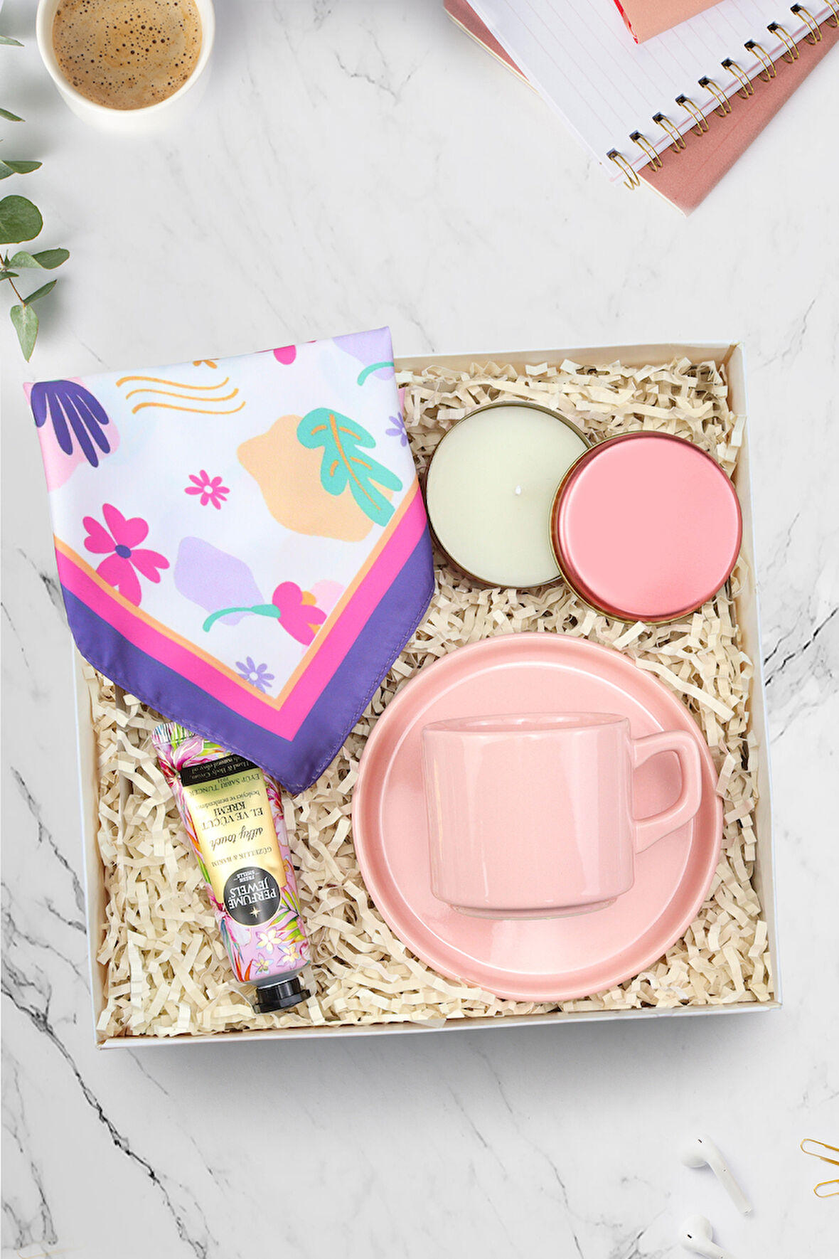 Pembe Metal Kutulu Mum & Pembe Fincan & Beyaz Çiçekli Fular & Eyüp Sabri Tuncer El Kremi Hediye Seti