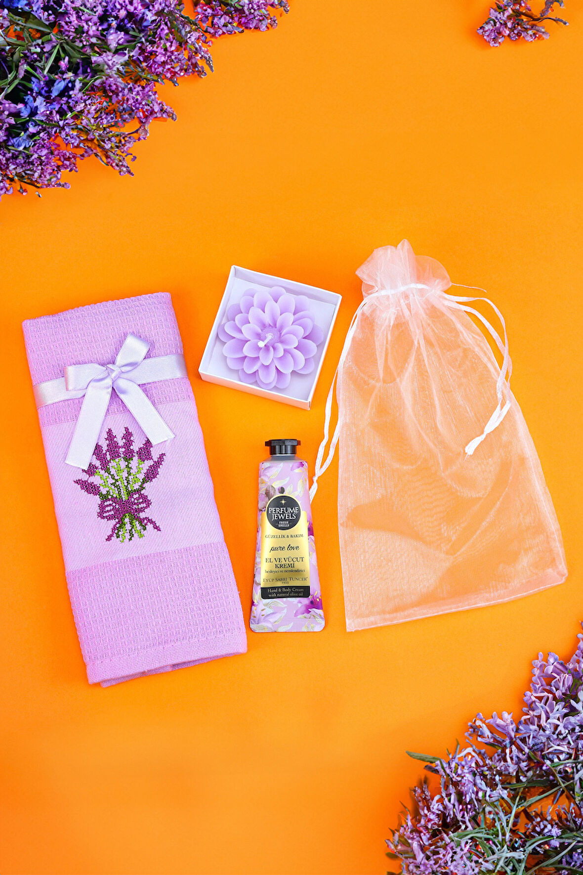 Özel Kesesinde Mutfak Havlusu & Eyüp Sabri Tuncer El Kremi & Lotus Mum Hediye Seti