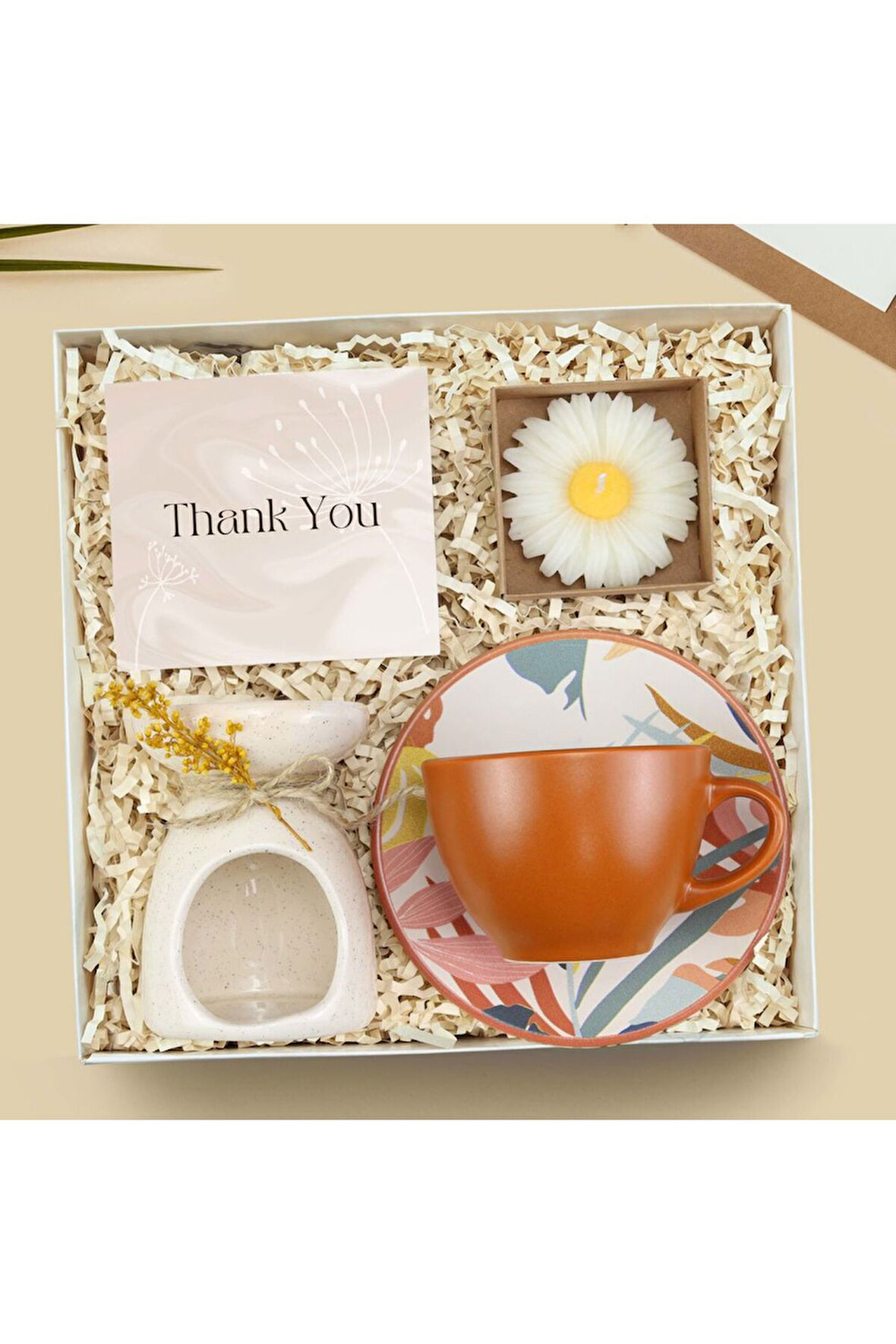 Kahverengi Desenli Çay Fincanı & Buhurdanlık & Kraft Kutulu Papatya Mum Hediye Seti