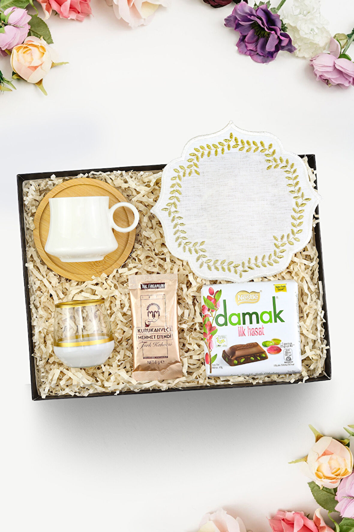 Beyaz Fincan & Türk Kahvesi & Kahve Yanı Su Kadehi ve Peçetesi & Damak Çikolata Hediye Seti