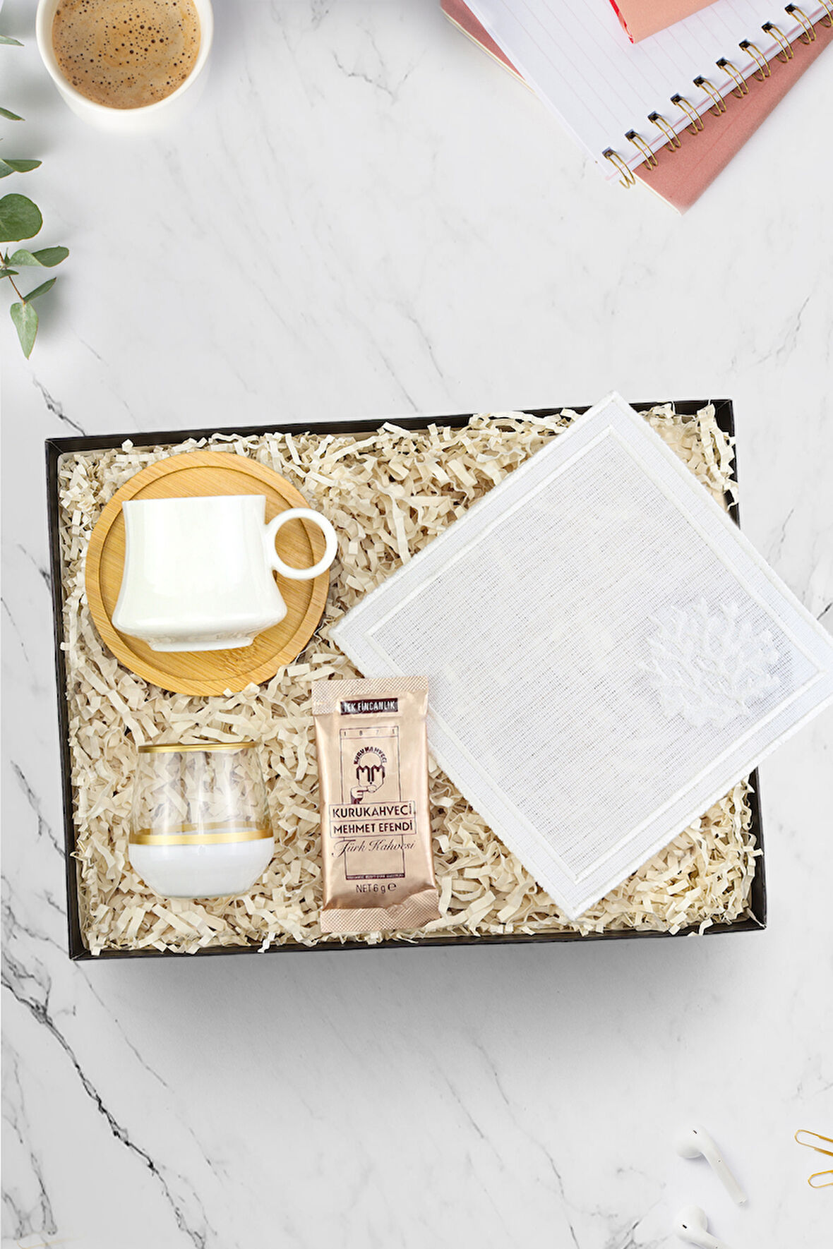 Beyaz Fincan & Kahve Yanı Su Kadehi ve Kahve Peçetesi & Tekli Mehmet Efendi Türk Kahvesi Hediye Seti