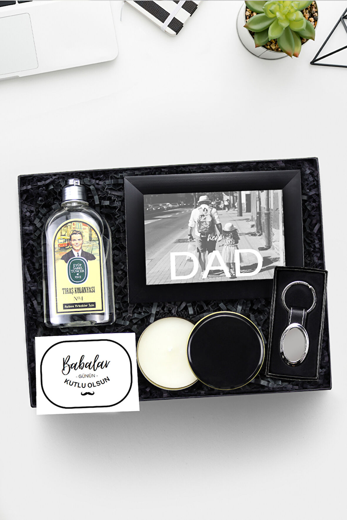 Siyah Çerçeve & Gümüş Renk Anahtarlık & Siyah Metal Kutulu Mum & Tıraş Kolonyası Hediye Seti