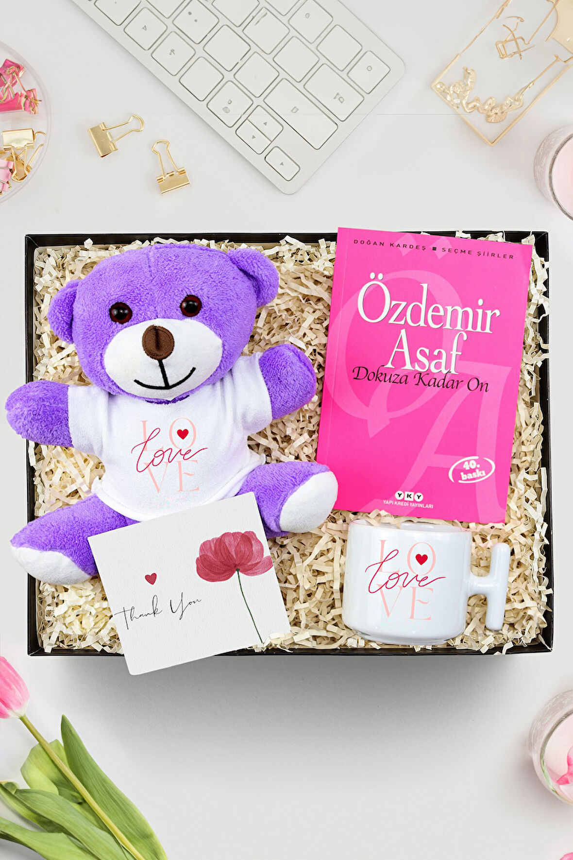 Mor Peluş Ayıcık & Love T Kupa & Özdemir Asaf - Dokuza Kadar On Kitabı Hediye Seti