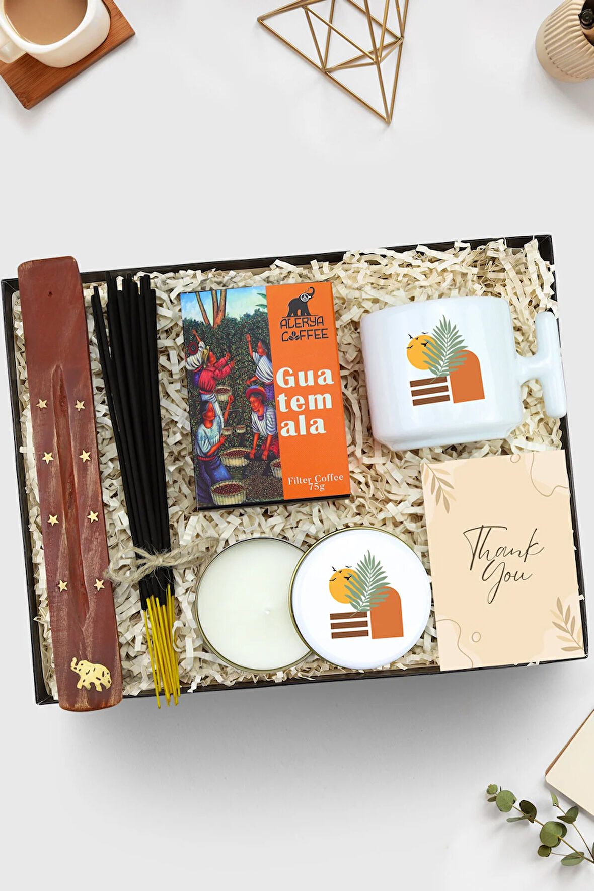 Tasarım T Kupa & Tasarım Beyaz Metal Kutulu Mum & Filtre Kahve & Çubuk Tütsü Hediye Seti