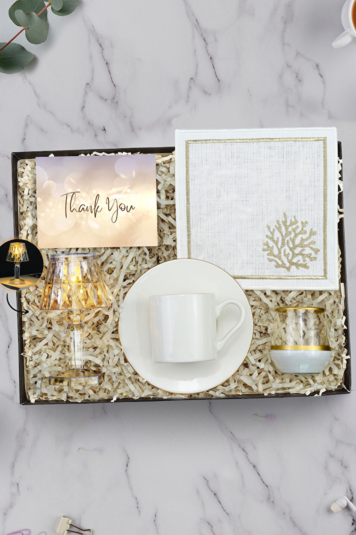 Beyaz Fincan & Kahve Yanı Su Bardağı & Sunum Kahve Peçetesi & Kristal Mini Abajur Hediye Seti