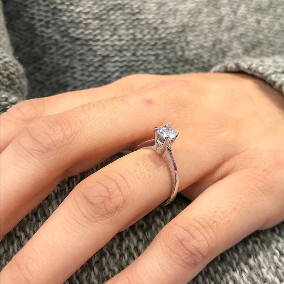Beyaz Altın Modeli 5 mm Tektaş Gümüş Zirkon Yüzük