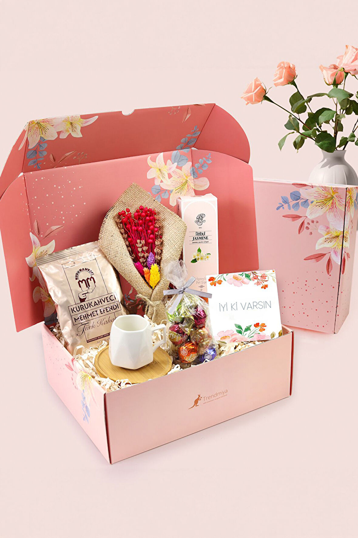 Porselen Fincan & Türk Kahvesi & El Yapımı Buket Çiçek & Lavi Çikolata & Kolonya