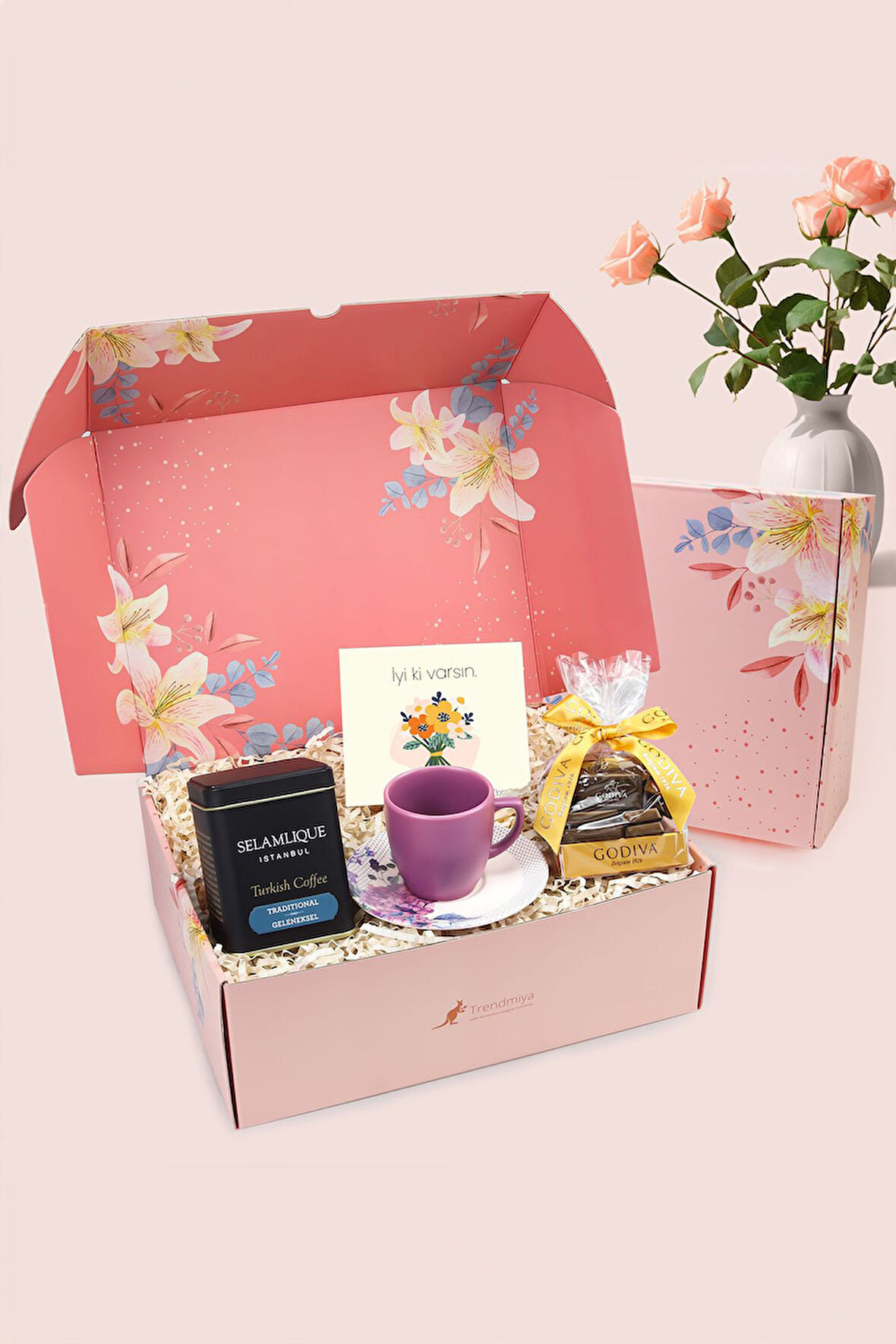 Çiçekli Kutusunda Mor Türk Kahvesi Fincanı & Selamlıque Türk Kahvesi & Godiva Çikolata Hediye Seti