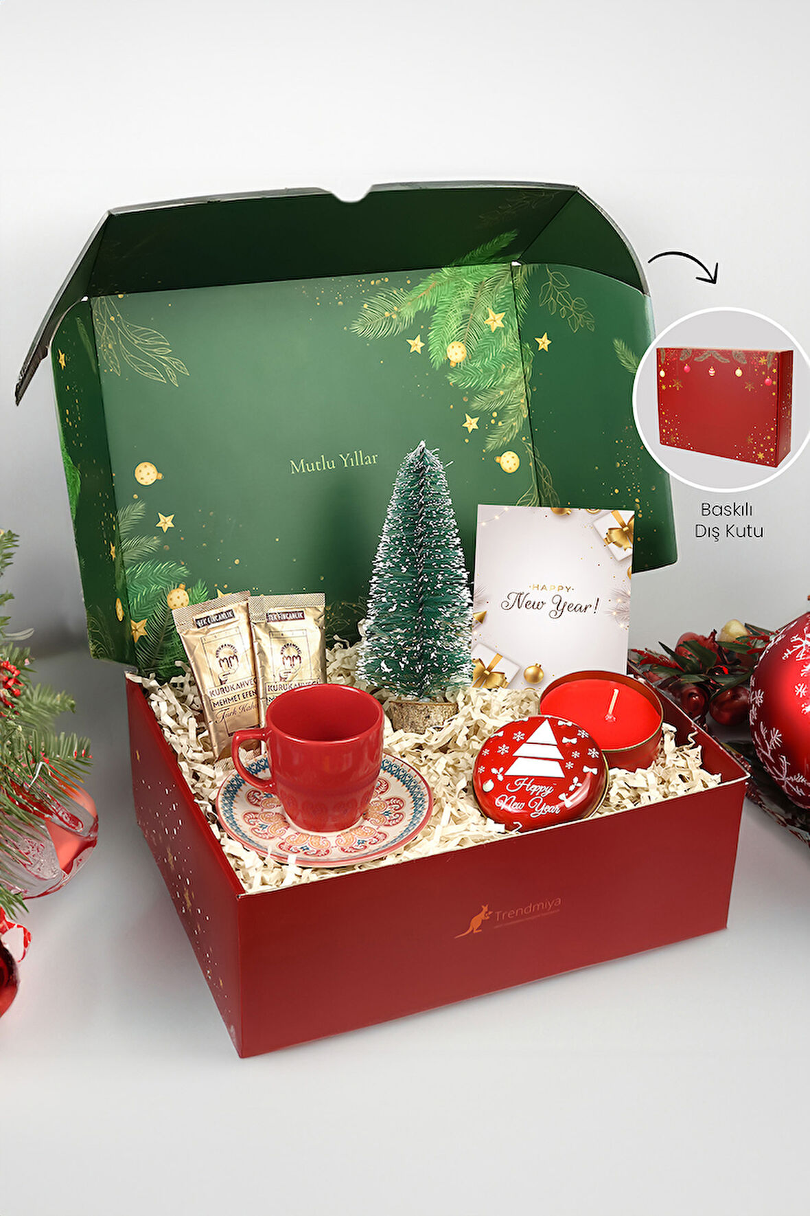 Kırmızı Desenli Fincan & Mini Çam Ağacı & 2'li Tek İçimlik Türk Kahvesi & Kutulu Mum Hediye Seti