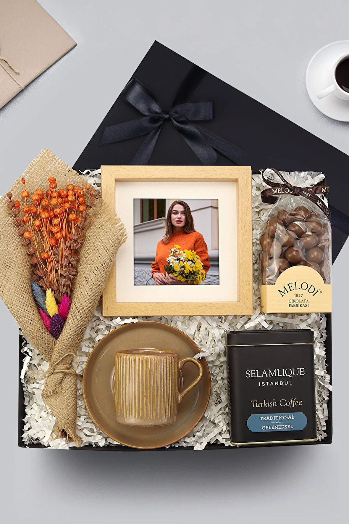 Buket Çiçek & Melodi Draje Çikolata & Ahşap Paspartu & Selamlıque & Turuncu Fincan Hediye Seti