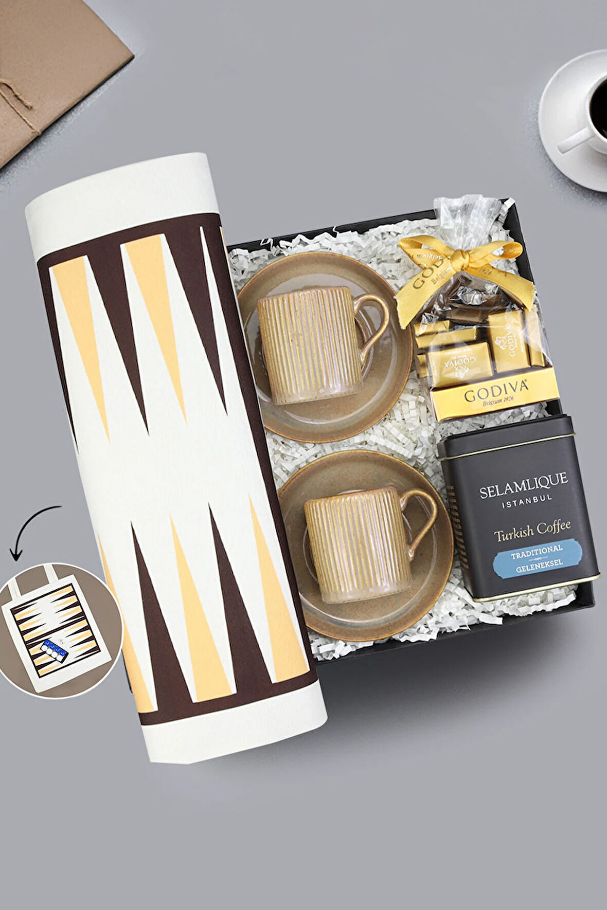 Selamlıque Türk Kahvesi & Tavla Baskılı Bez Çanta & Porselen Fincan & Godiva Çikolata Hediye Seti