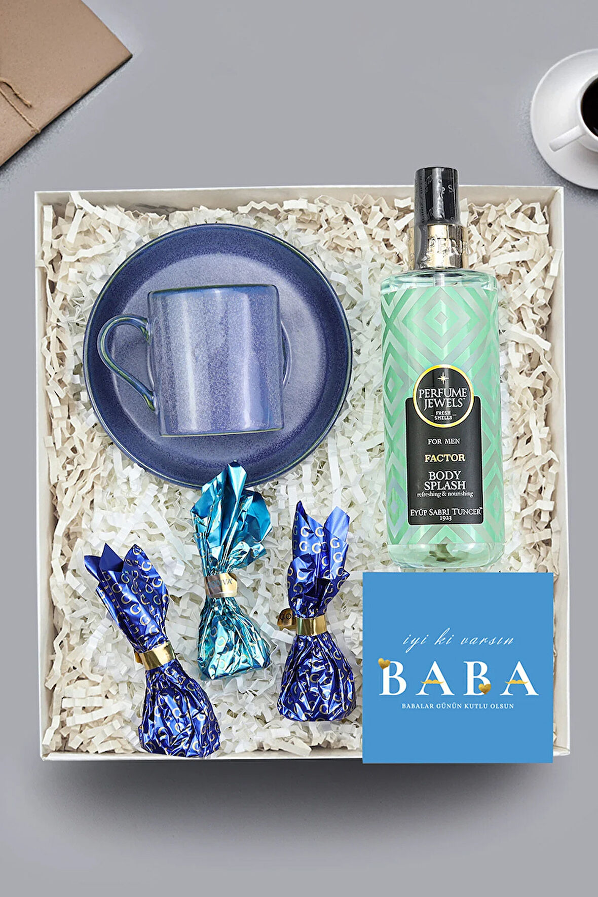 Mavi Porselen Fincan & Eyüp Sabri Tuncer Erkek Vücut Spreyi & 3'lü Godiva Çikolata