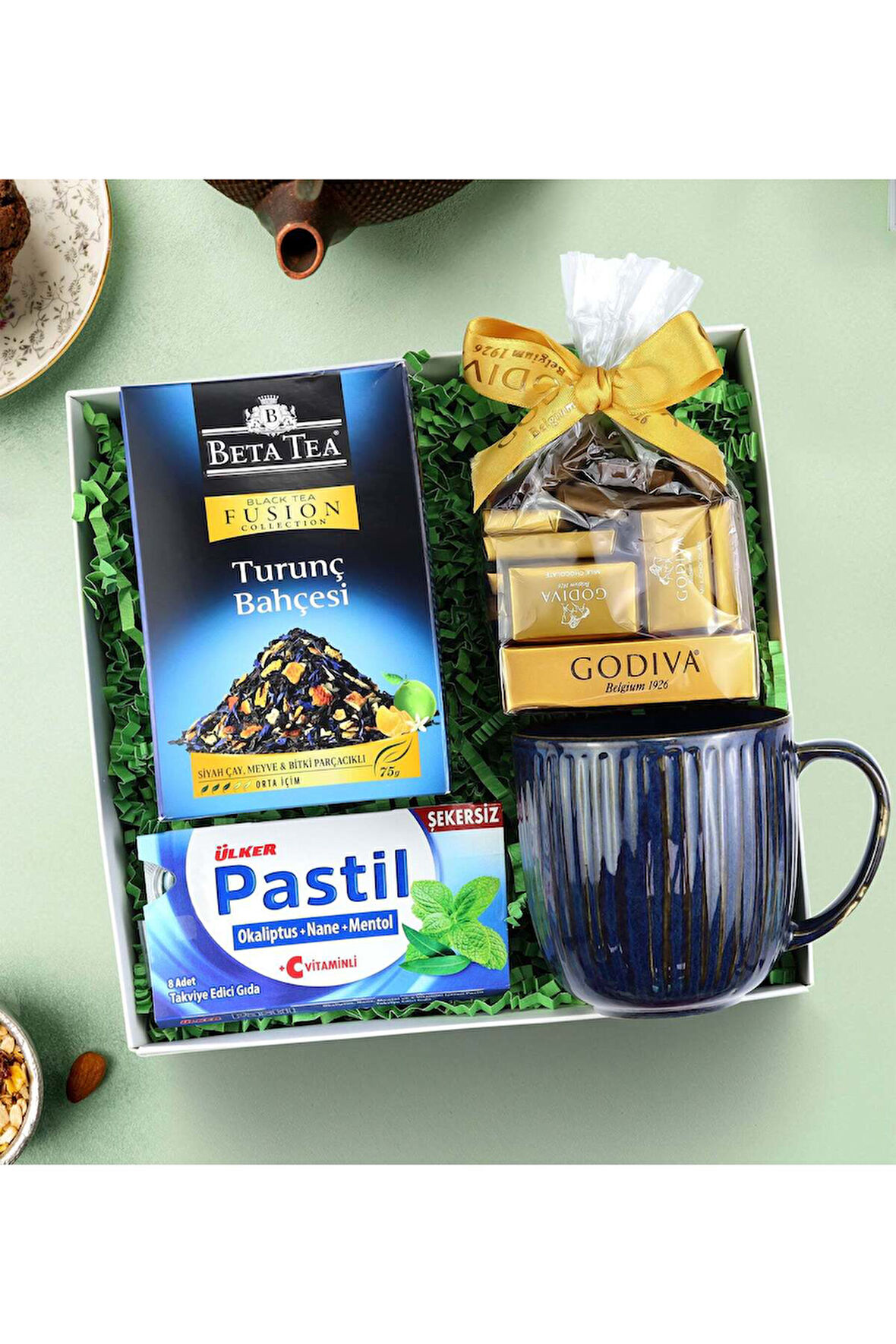 Çizgili Kupa & Godiva Çikolata & Beta Tea Bitki Çayı & Pastil Hediye Seti
