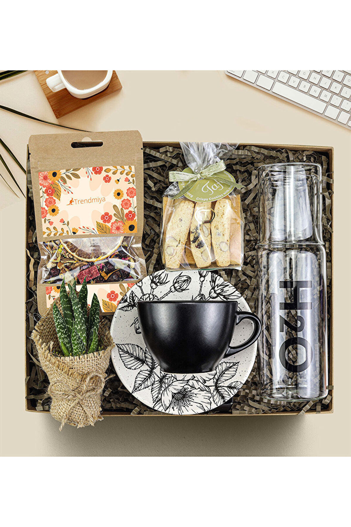 Bitki Çayı & Siyah Çay Fincanı & H2O Başucu Sürahisi & Bademli Kurabiye & Sukulent Hediye Seti