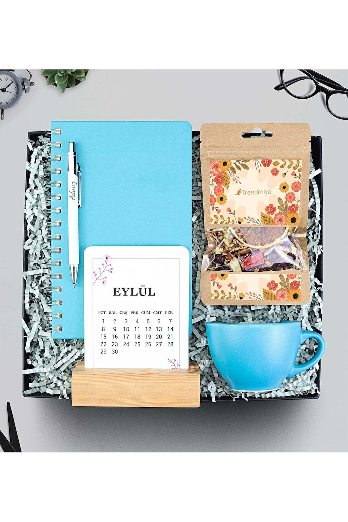 Spiralli Turkuaz Defter & Beyaz Tükenmez Kalem & Mavi Çay Fincanı & Bitki Çayı & Takvim Hediye Seti