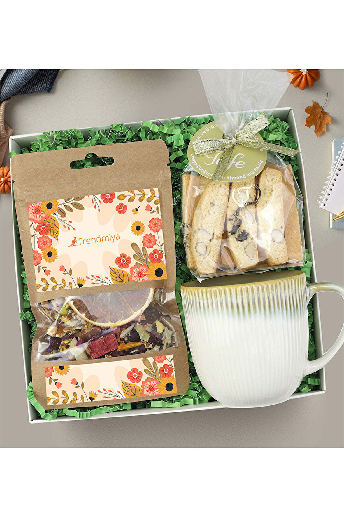 Bitki Çayı & Porselen Kupa & Bademli Kurabiye Hediye Seti