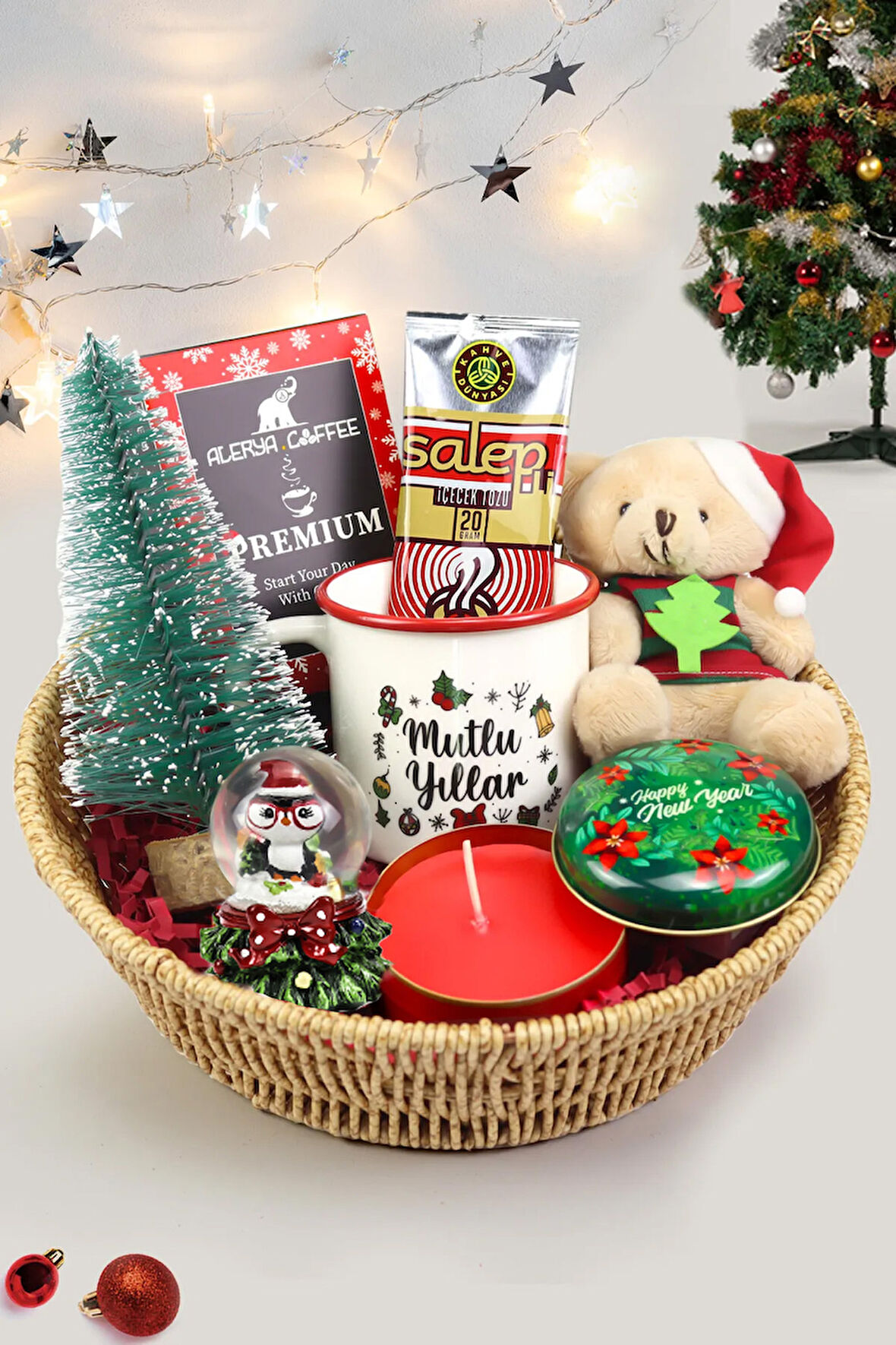 Kupa & Kahve & Yılbaşı Temalı Metal Mum & Kar Küre & Ayıcık &  Çam Ağacı & T Salep Hediye Seti
