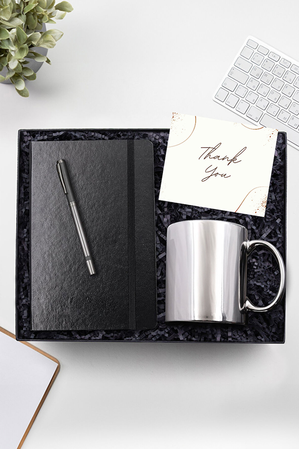 Siyah Defter & Siyah Metalik Roller Kalem & Gümüş Renk Baş Harf Baskılı Kupa Hediye Seti