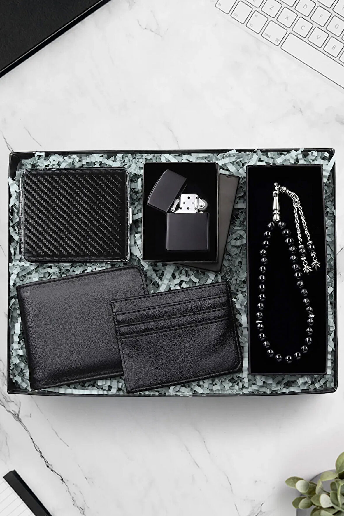 Zippo Tarzı Çakmak & Siyah Cüzdan & Kartlık & Siyah Tesbih & Suni Deri Siyah Renk Tabaka Hediye Seti