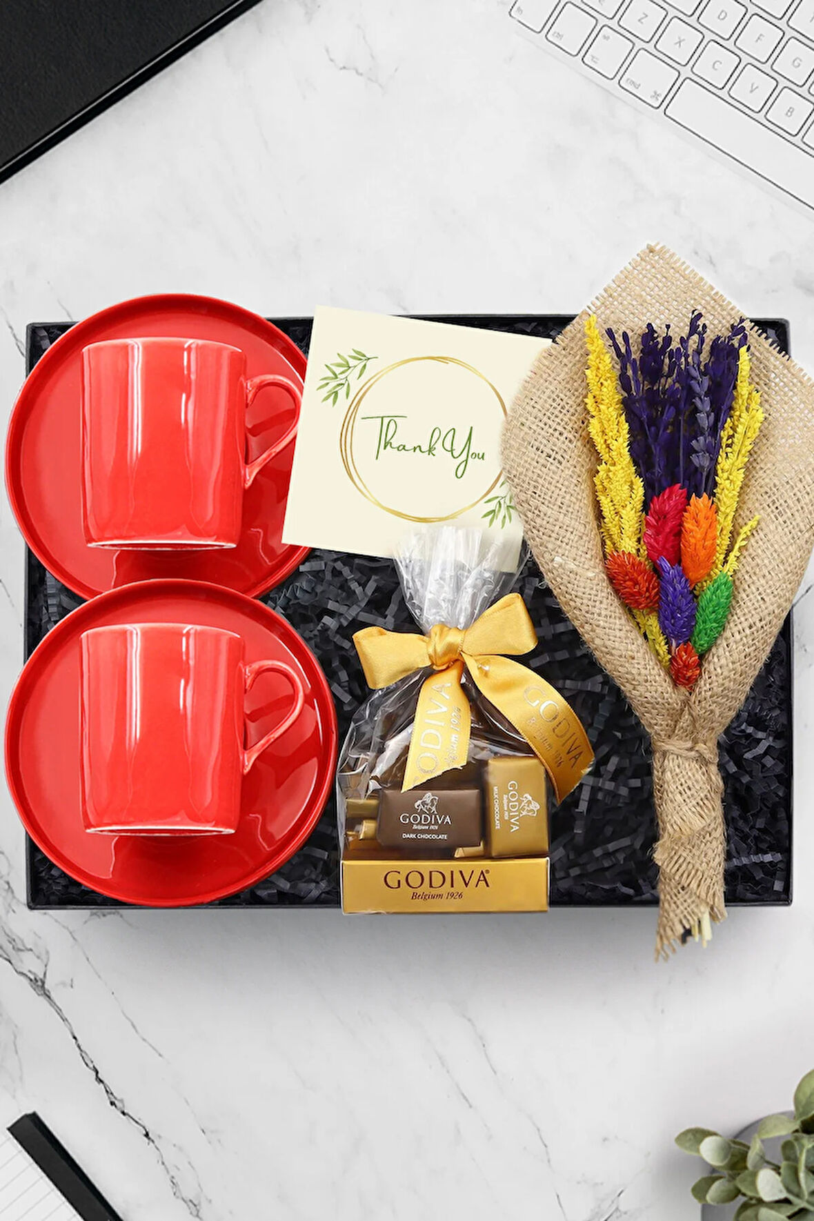 Parlak Kırmızı Fincan & Godiva Napoliten Çikolata & Kurutulmuş Çiçek Buketi Hediye Seti