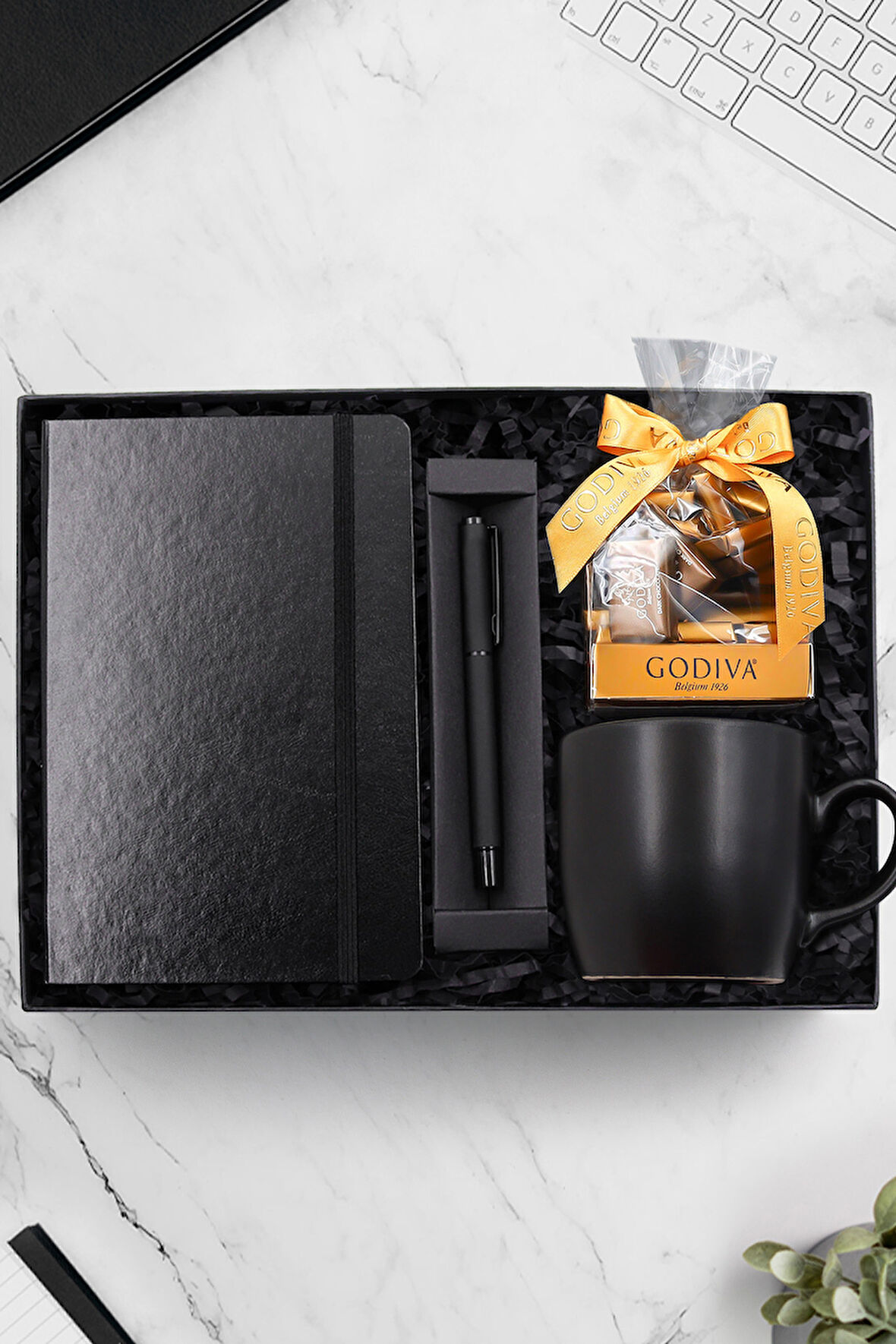Siyah Defter & Siyah Mat Kupa & Siyah Mat Roller Kalem & Godiva Napoliten Çikolata Hediye Seti